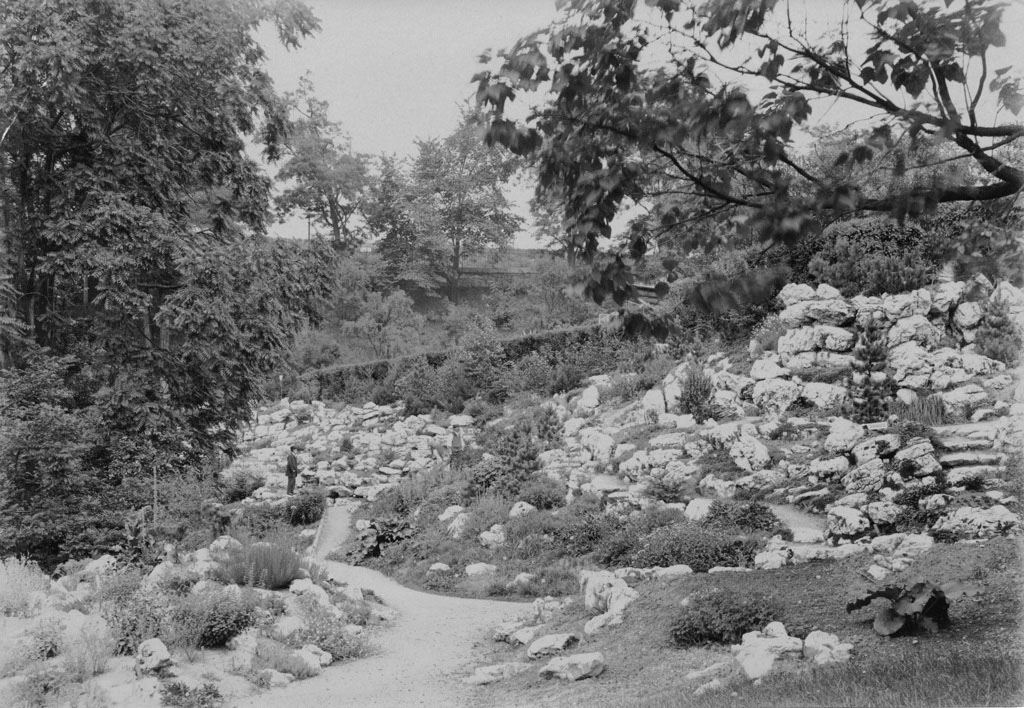 1910ca_Alpinum_Mann mit Melone und Obergärtner Schenk