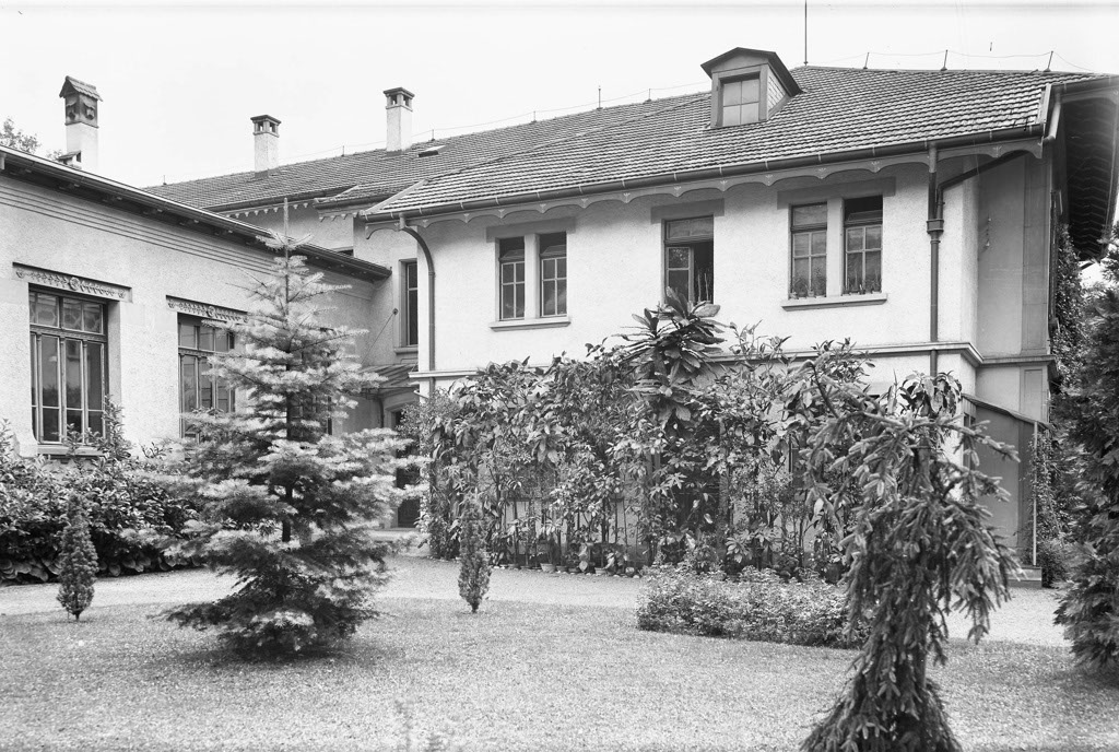 1911_EMumenthaler_Innenhof Institut_alter Hörsaal