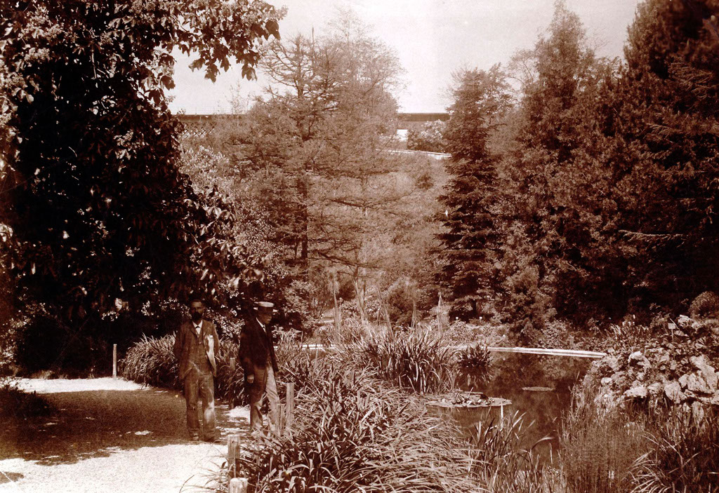 1896ca - Profs Ludwig und Sohn Eduard Fischer am Teich_Rote Brücke