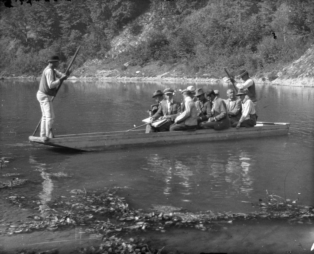 1910ca_Studierende auf Faehre